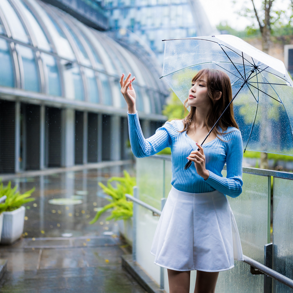 Девушка азиатка с зонтом под дождем