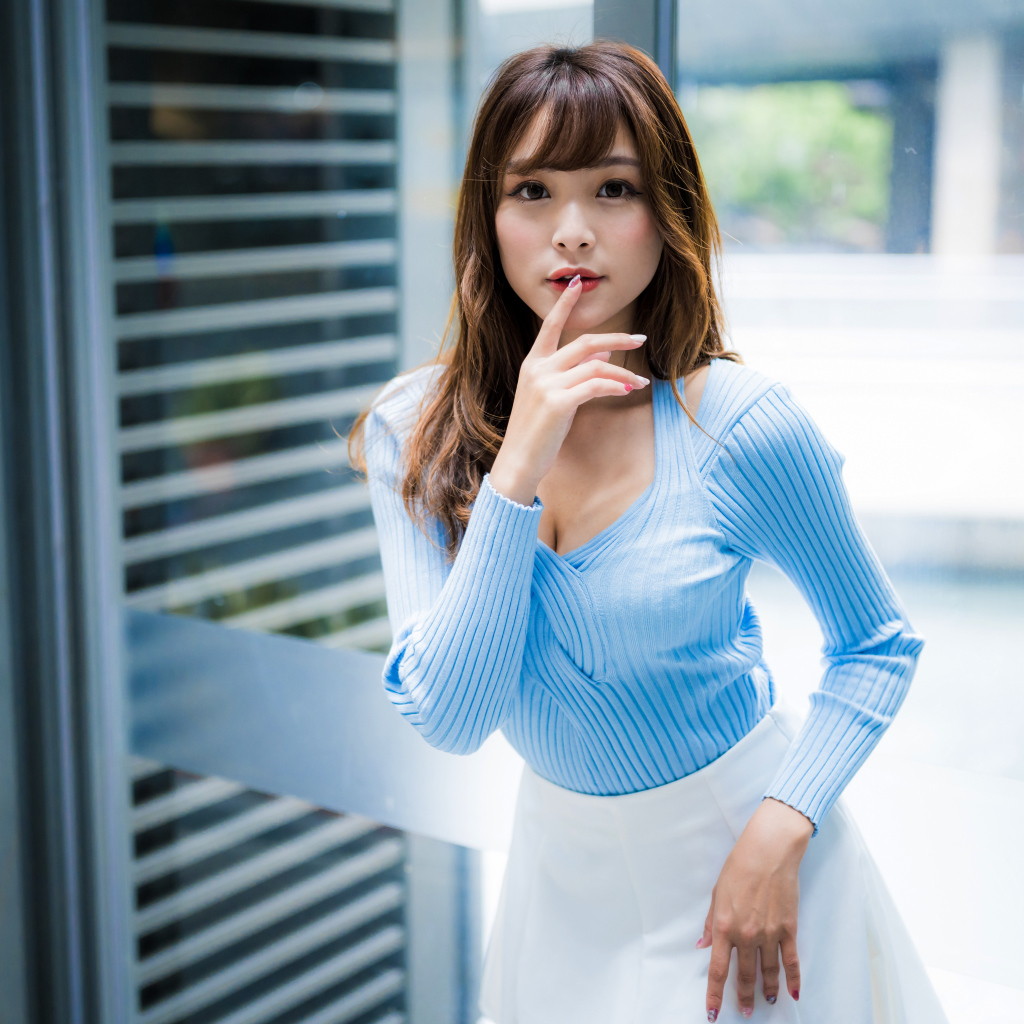 Красивая девушка азиатка в голубой кофте 