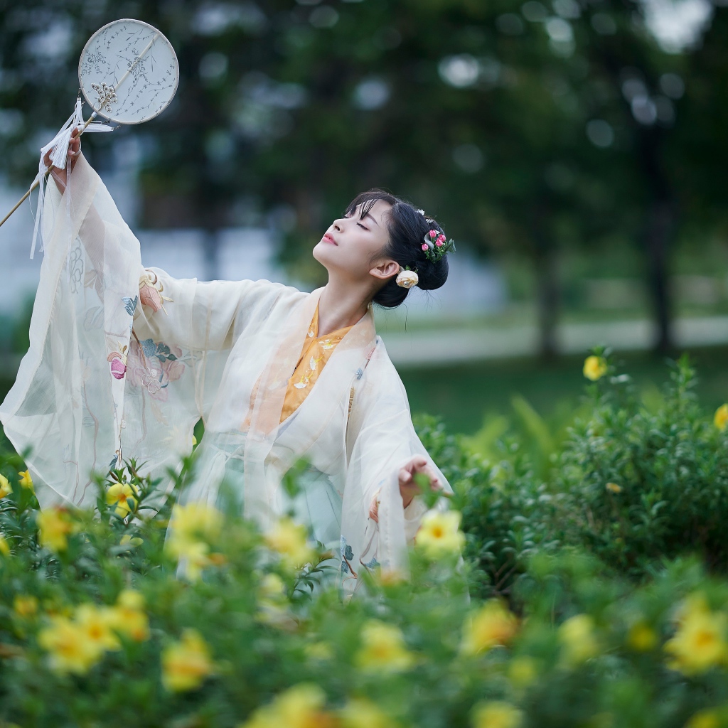 Красивая девушка азиатка в наряде с веером