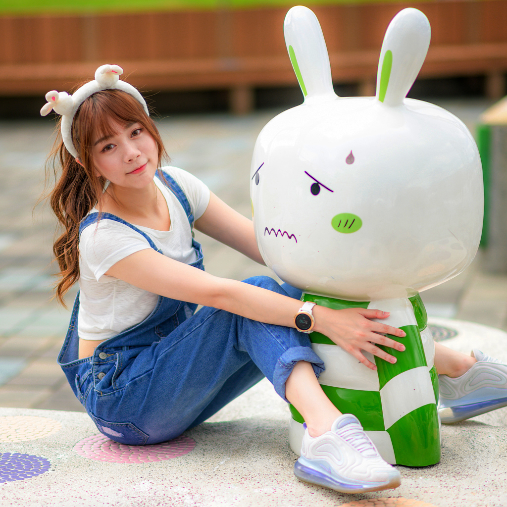 Красивая девушка азиатка с зайцем