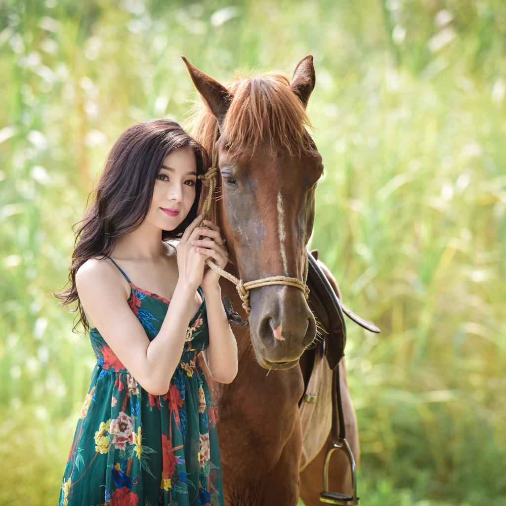 Красивая девушка азиатка с конем