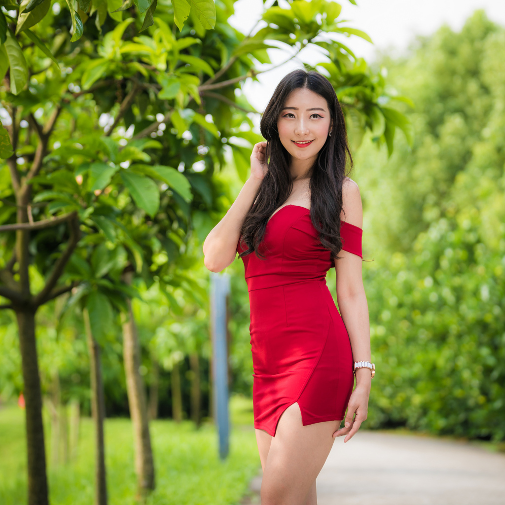 Красивая азиатка в красном коротком платье 
