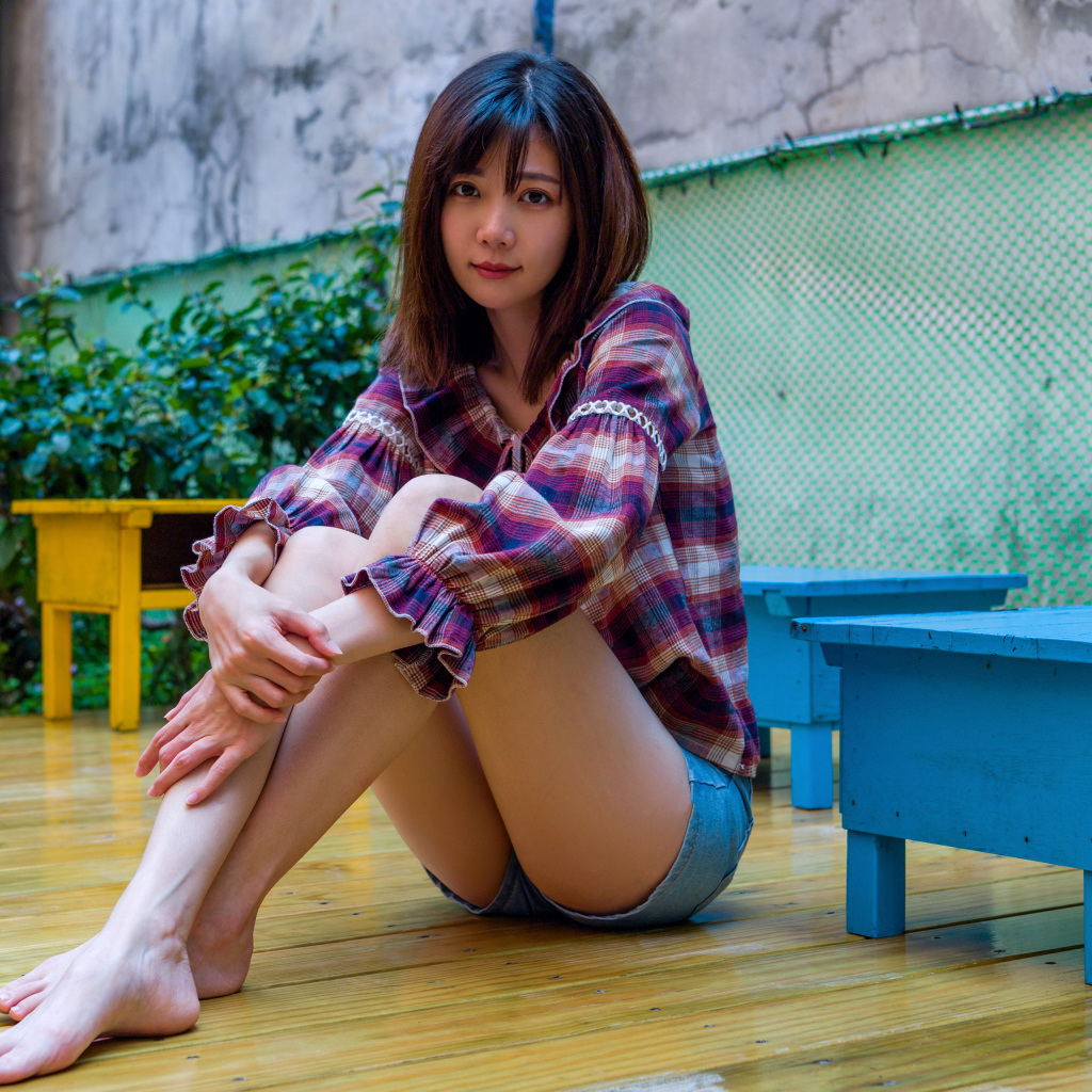 Красивая девушка азиатка в рубашке на полу 