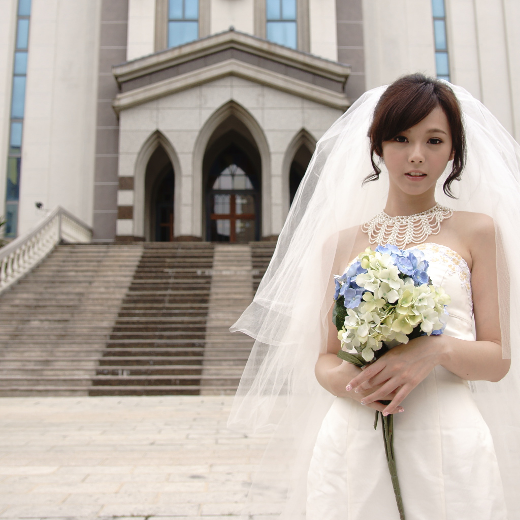 Красивая девушка азиатка в свадебном платье 