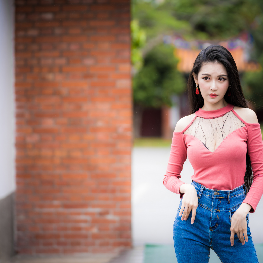 Красивая девушка азиатка в синих джинсах 