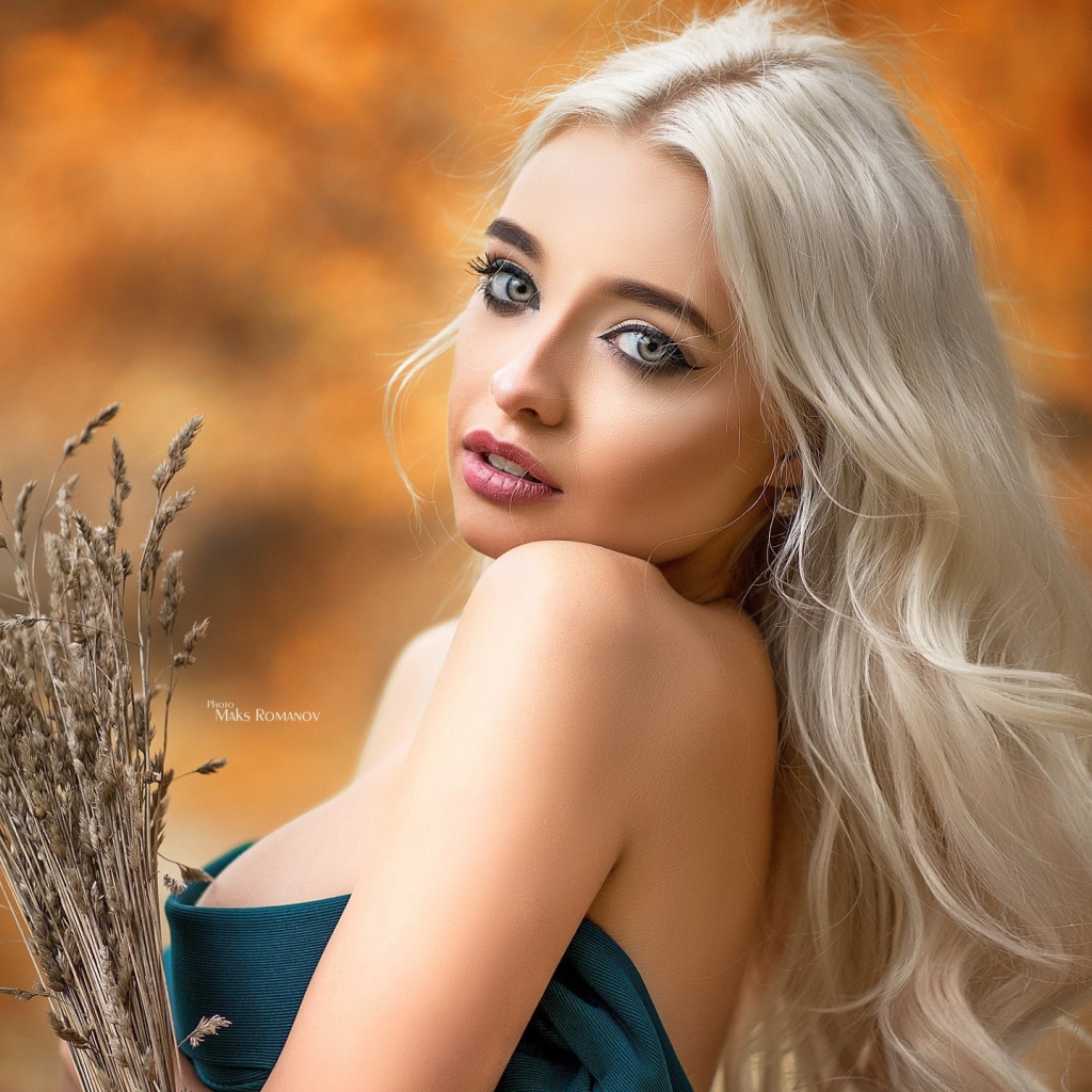 Красивая девушка блондинка с колосьями в руке