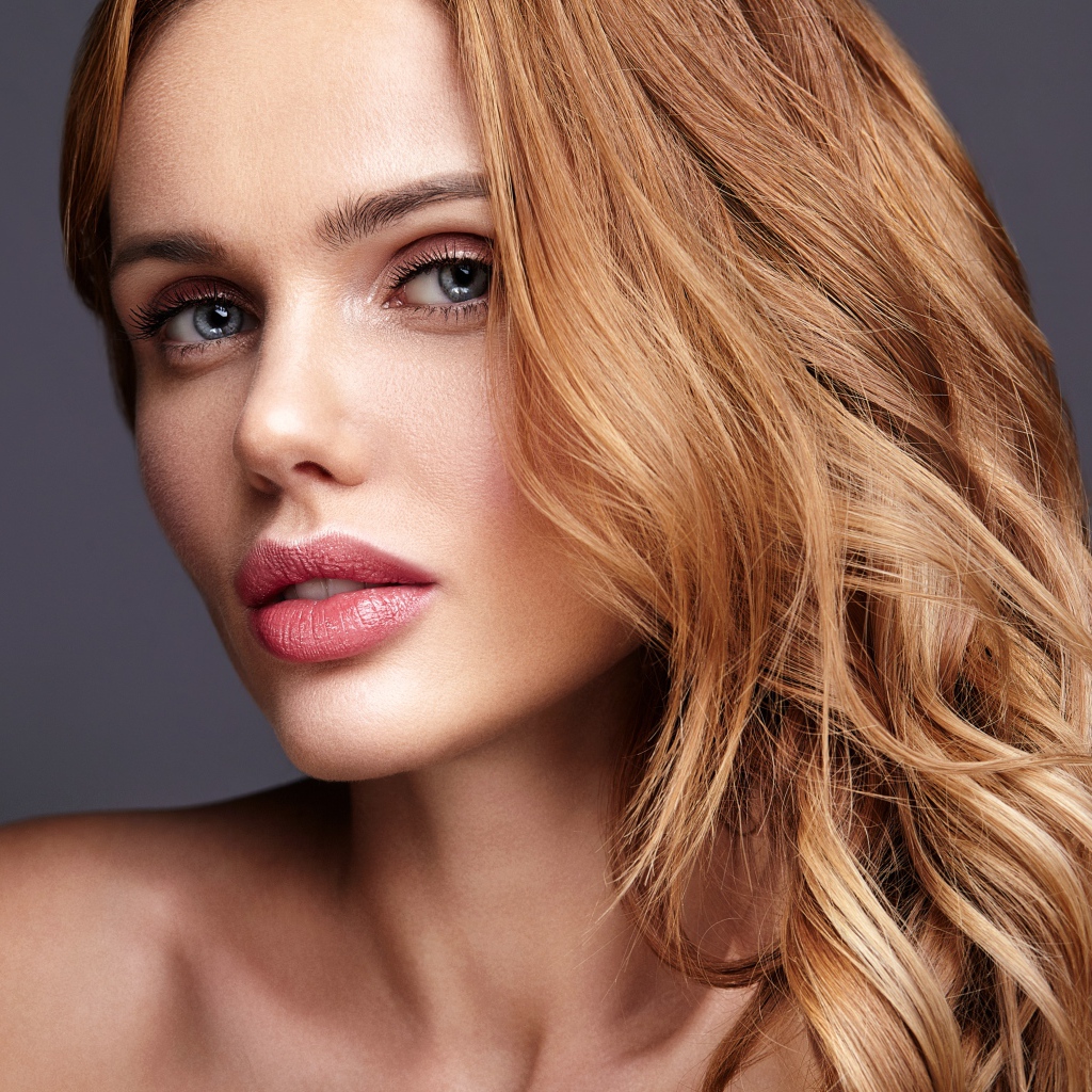 Красивые голубые глаза у длинноволосой девушки