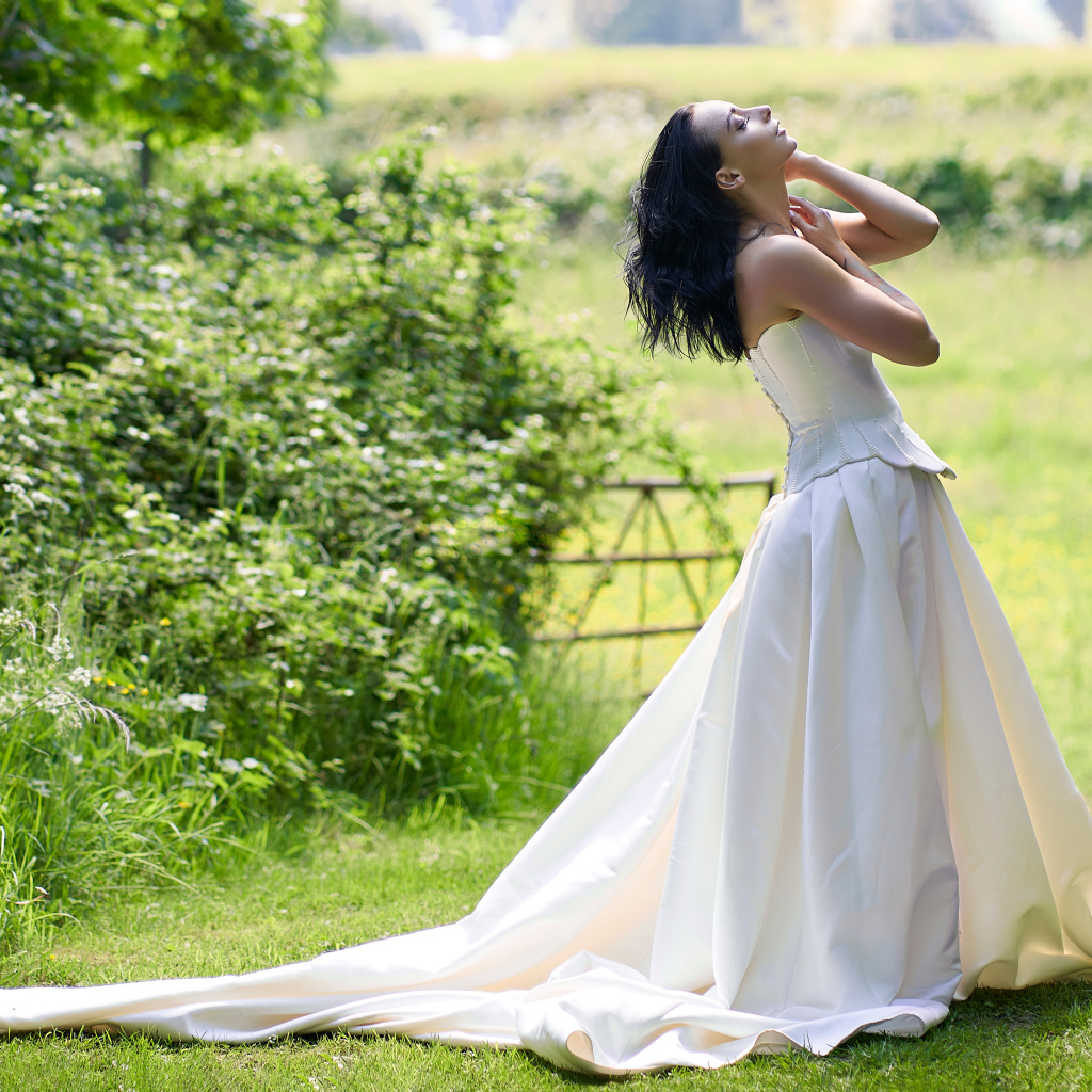 Красивая девушка невеста в белом платье 