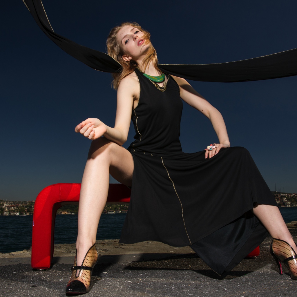 Красивая девушка в черном платье в сумерках