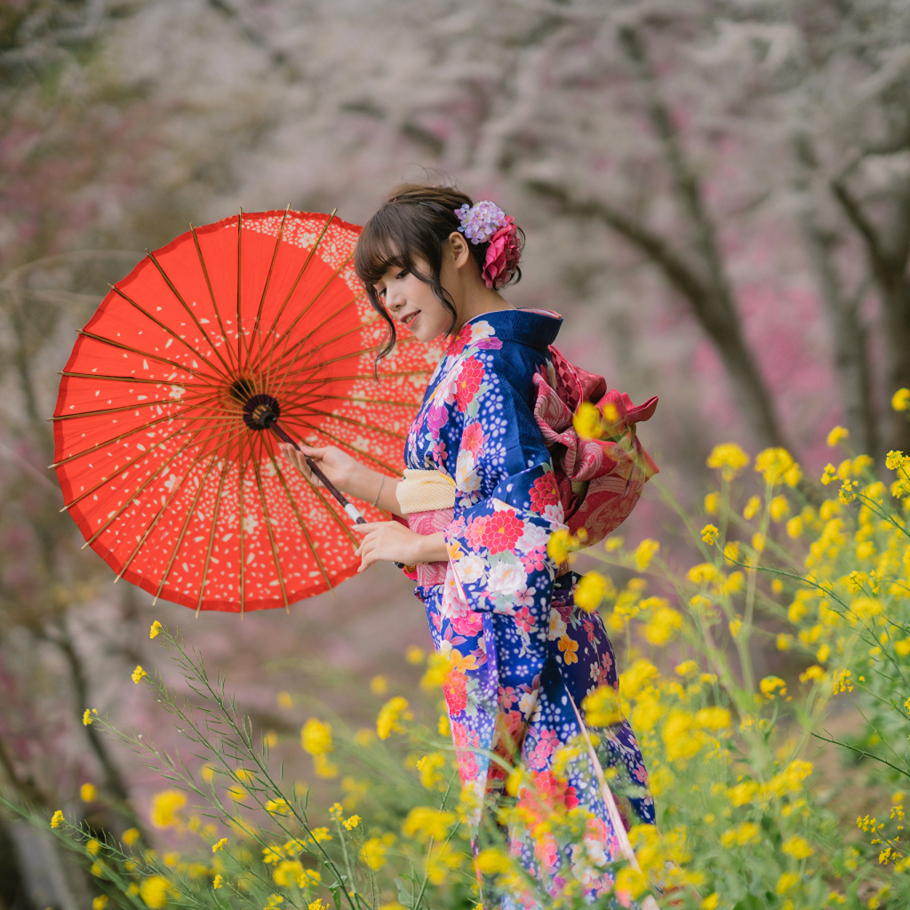 Красивая девушка в кимоно с зонтом в руке 