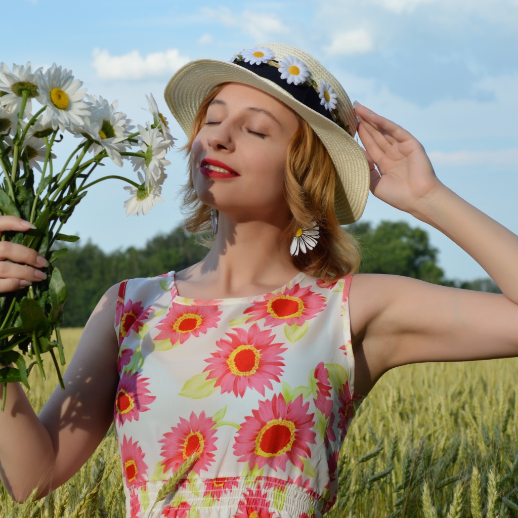 Красивая девушка с букетом ромашек в руке