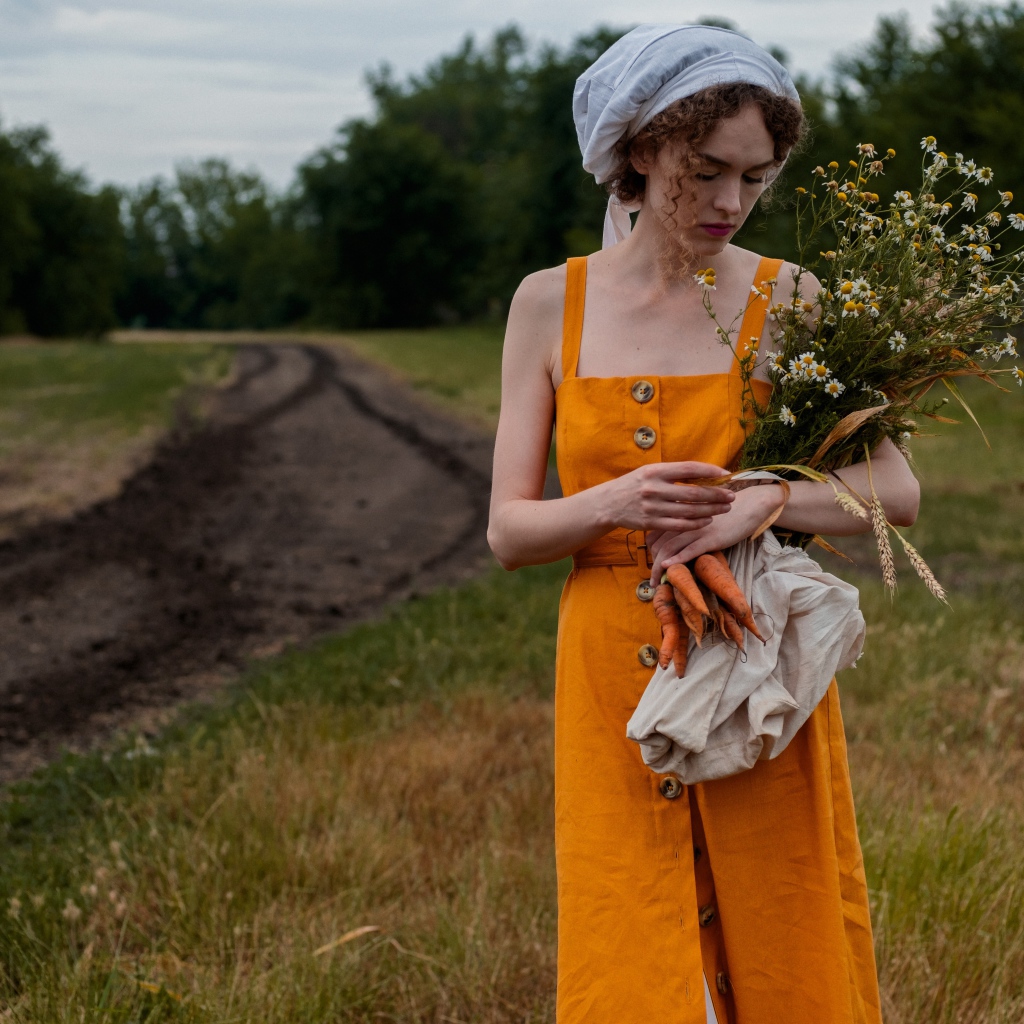 Красивая девушка с букетом полевых ромашек 