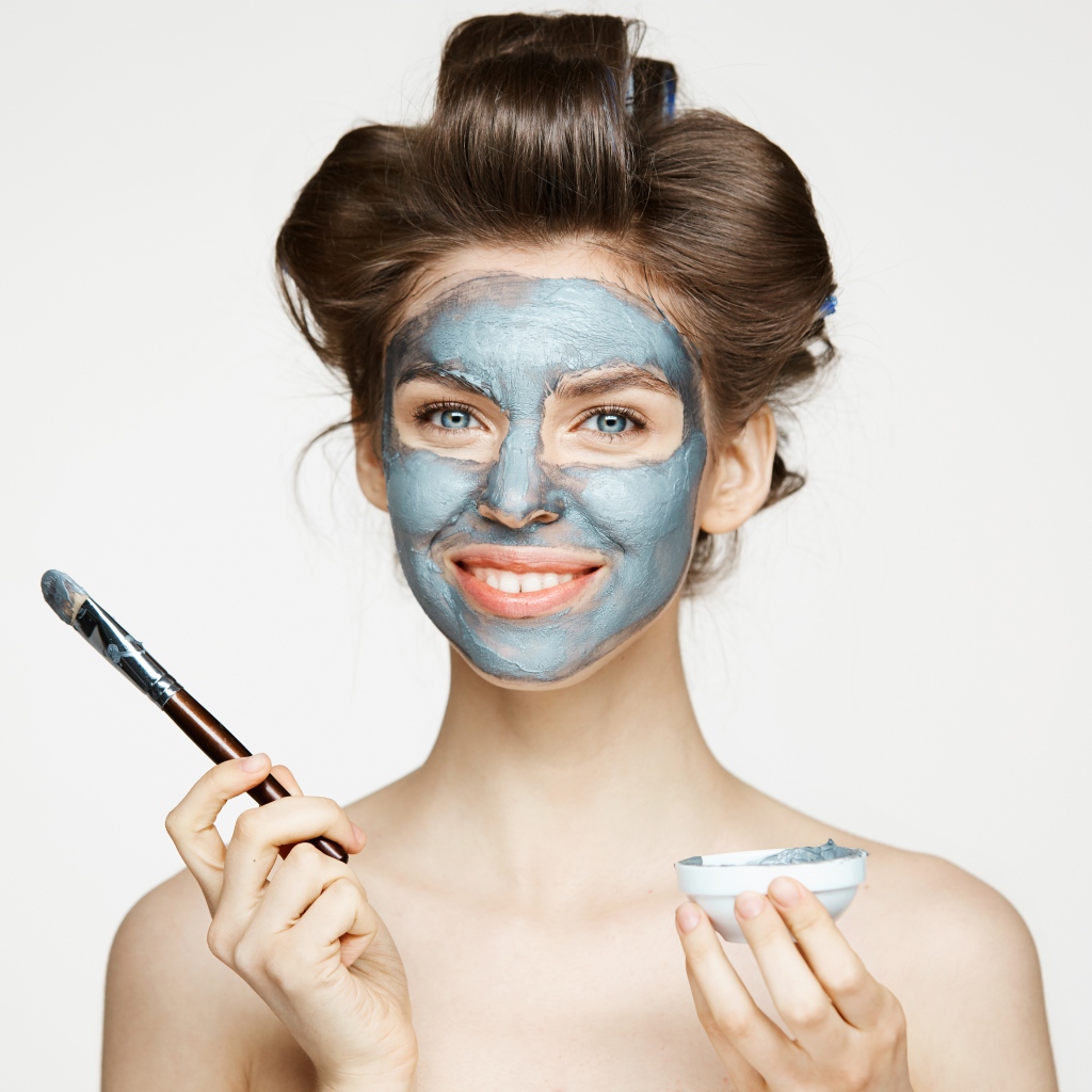 Красивая девушка с косметической маской на лице