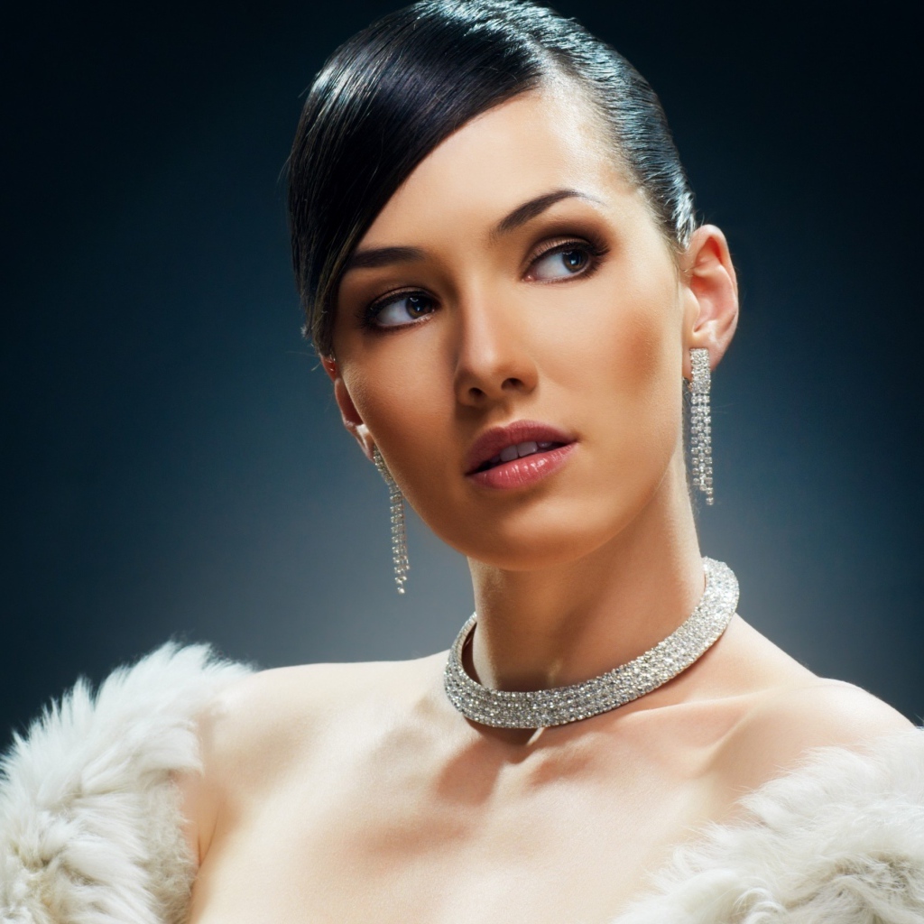 Красивая девушка с дорогими украшениями на черном фоне