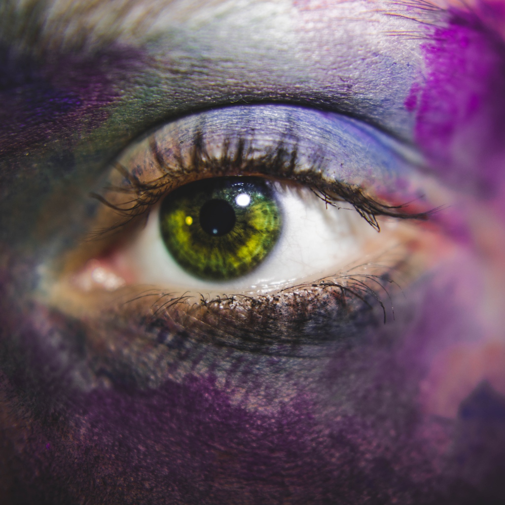 Красивый зеленый глаз в краске 