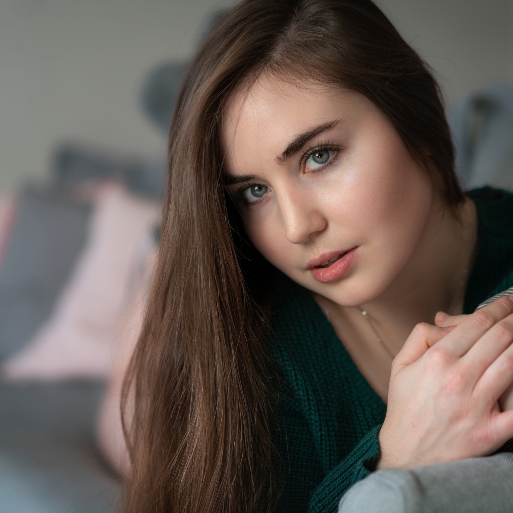 Красивая длинноволосая шатенка с серыми глазами
