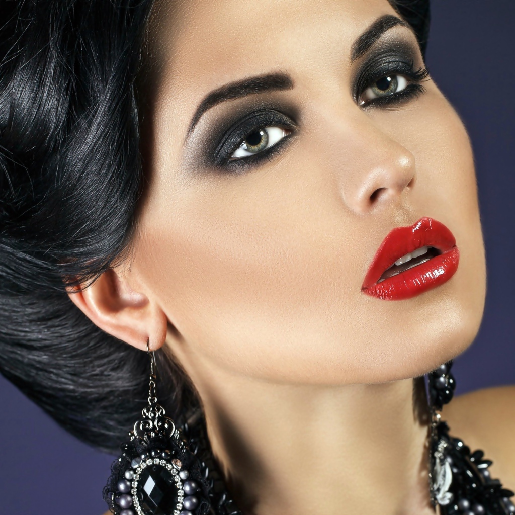 Красивый макияж у жгучей брюнетки