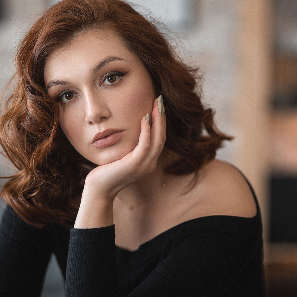 Красивая грустная девушка в черном свитере