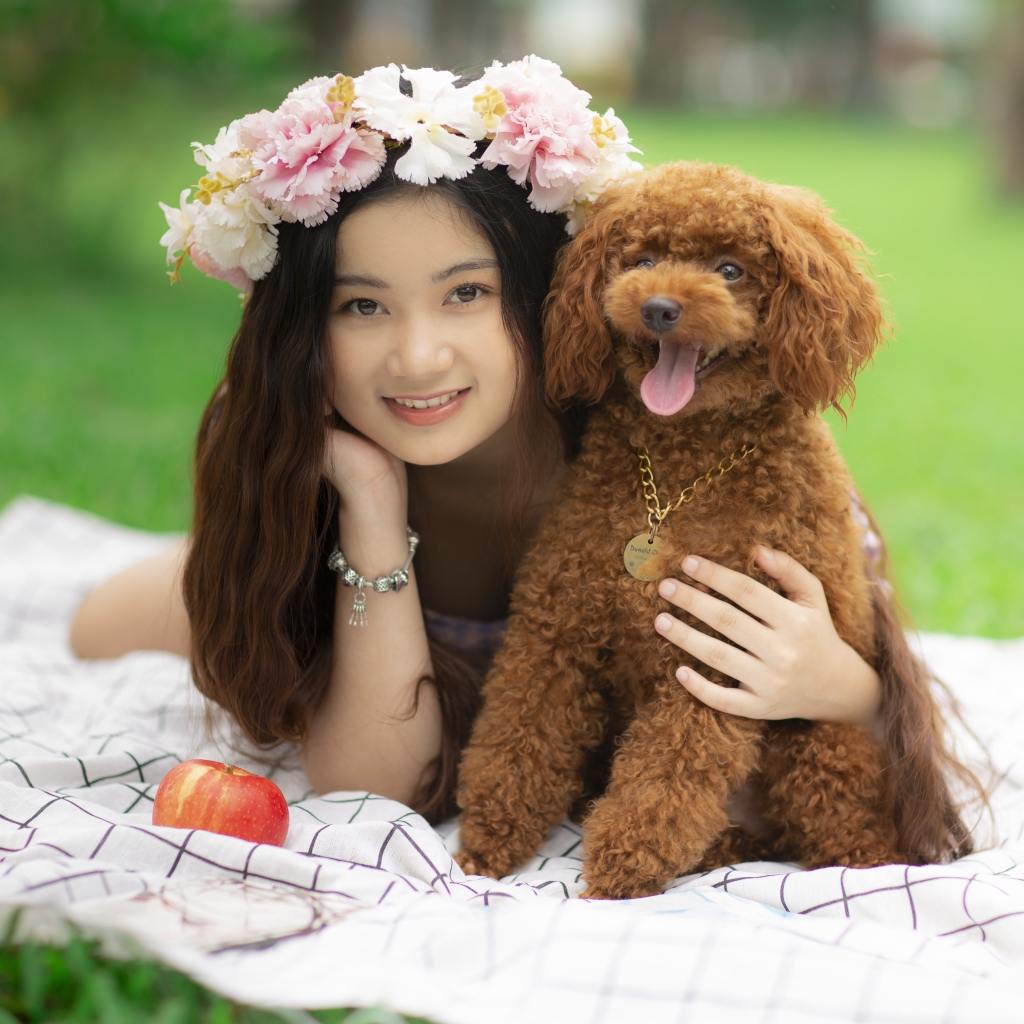 Красивая улыбающаяся девушка азиатка с собакой 