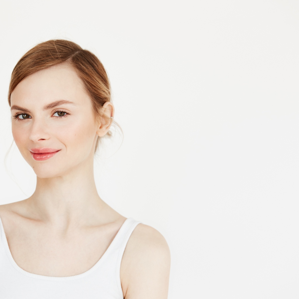 Красивая нежная девушка в белой майке