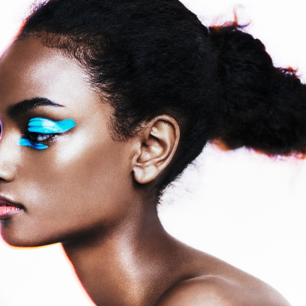 Темнокожая девушка с голубыми тенями на глазах 