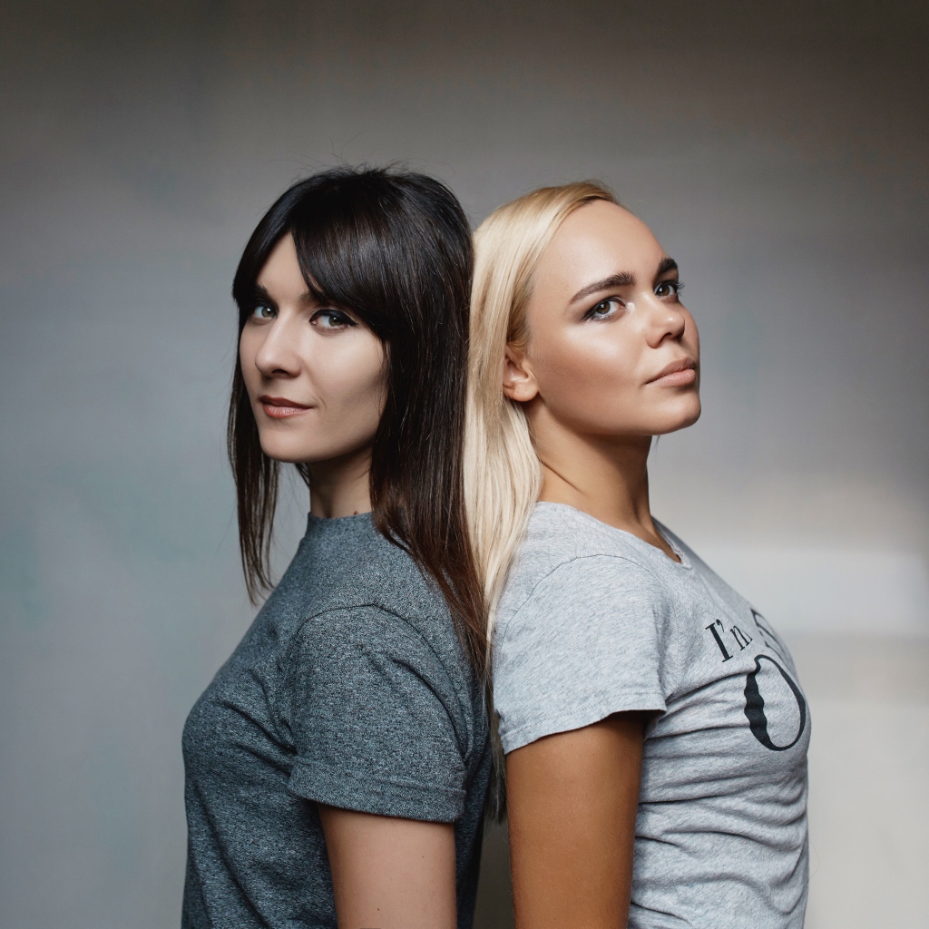 Блондинка и брюнетка на сером фоне