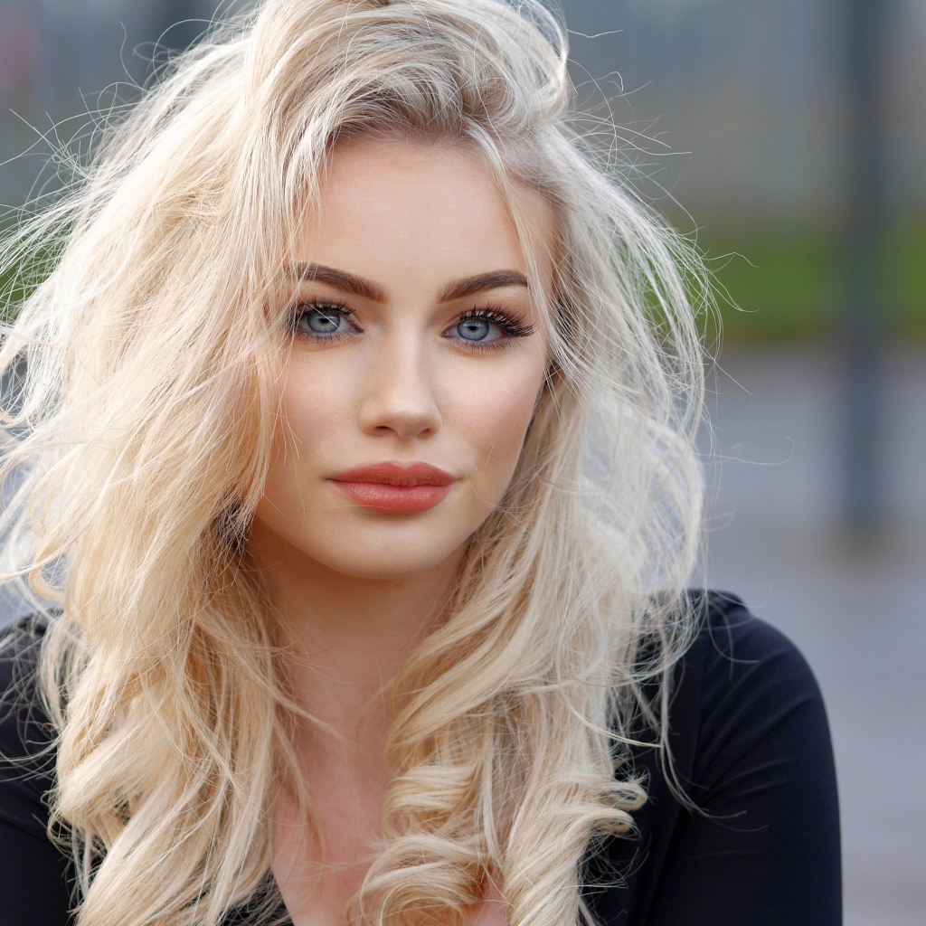 Голубоглазая девушка блондинка крупным планом 