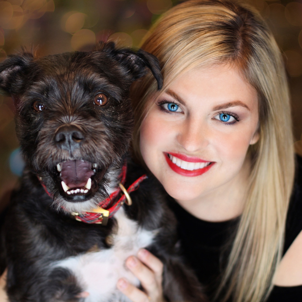 Голубоглазая блондинка с черной собакой 