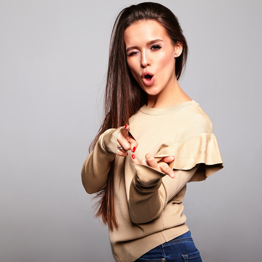 Яркая длинноволосая девушка на сером фоне 