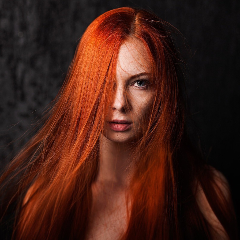 Яркая рыжеволосая девушка с голубыми глазами