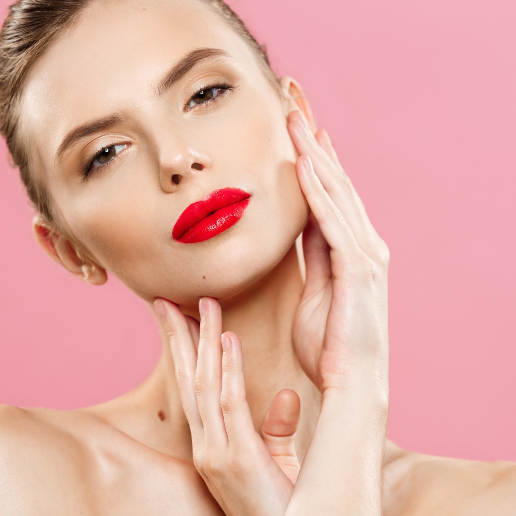 Яркая красная помада на губах у девушки