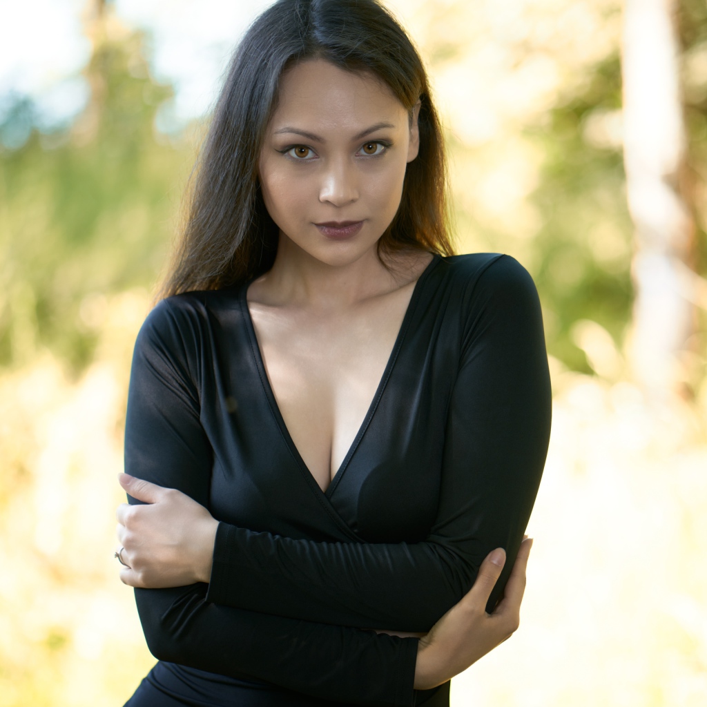 Кареглазая брюнетка модель в черном платье