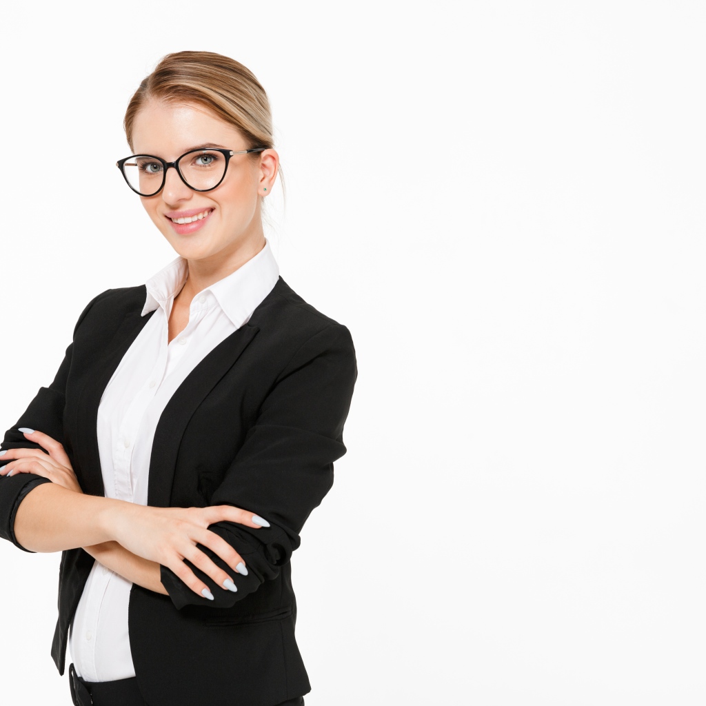 Деловая девушка в очках и черном костюме на белом фоне