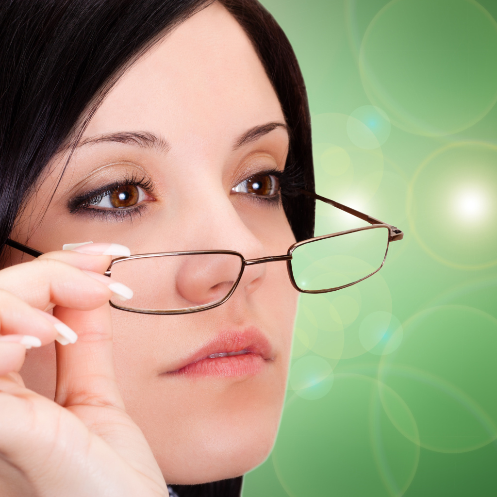 Деловая девушка с карими глазами в очках 