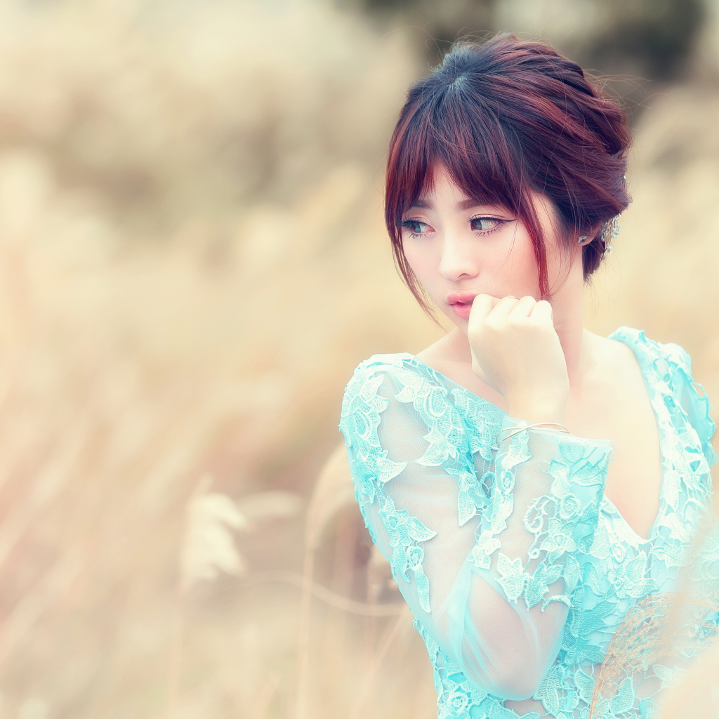 Милая девушка азиатка в голубом платье 