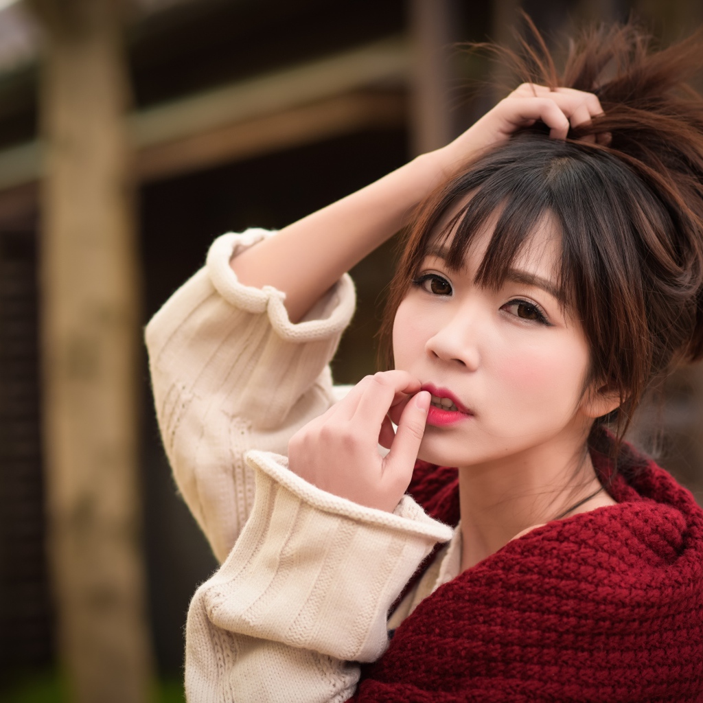 Милая девушка азиатка с рукой в волосах 