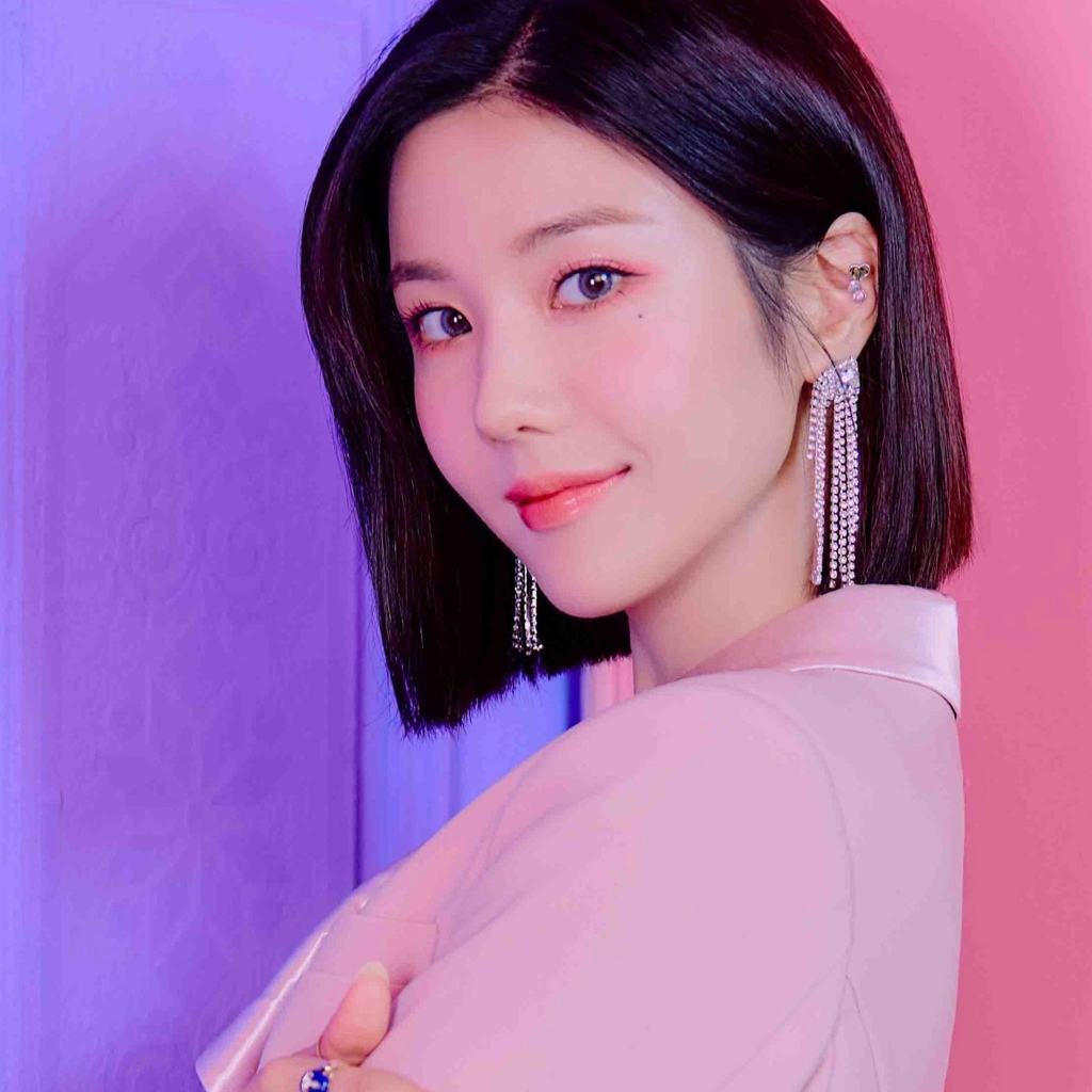 Милая девушка азиатка с короткой стрижкой на розовом фоне 