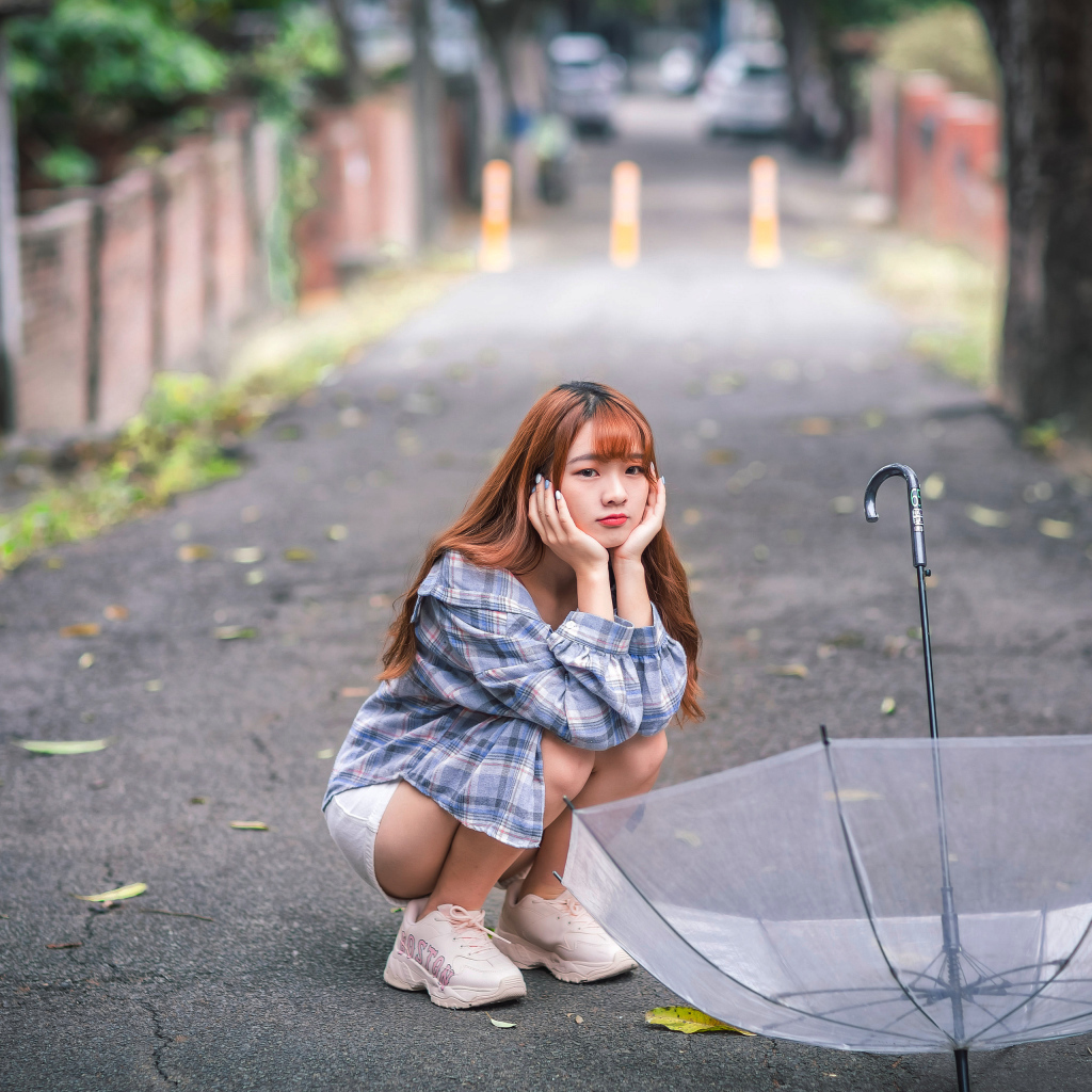 Милая девушка азиатка с прозрачным зонтом