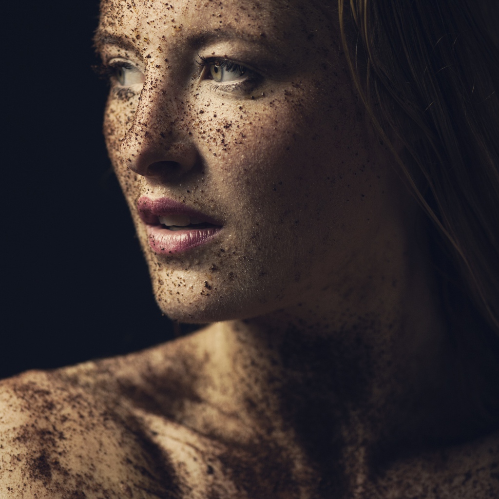 Грязная девушка в земле на черном фоне