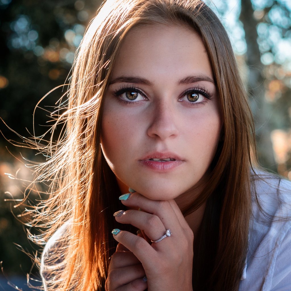 Лицо красивой девушки с большими глазами