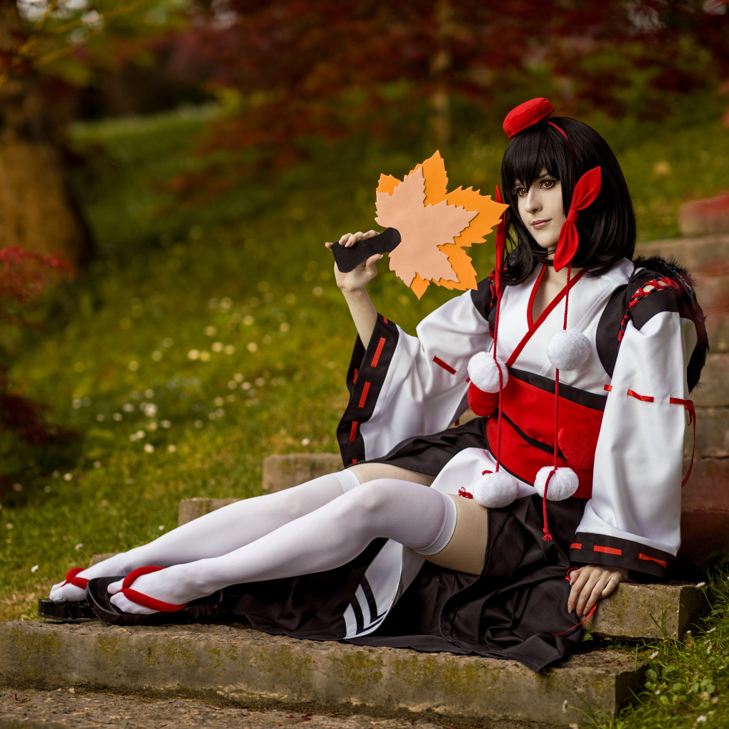 Девушка в костюме сидит на ступеньках косплей