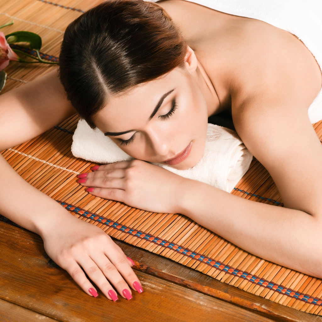 Девушка спит на спа процедурах