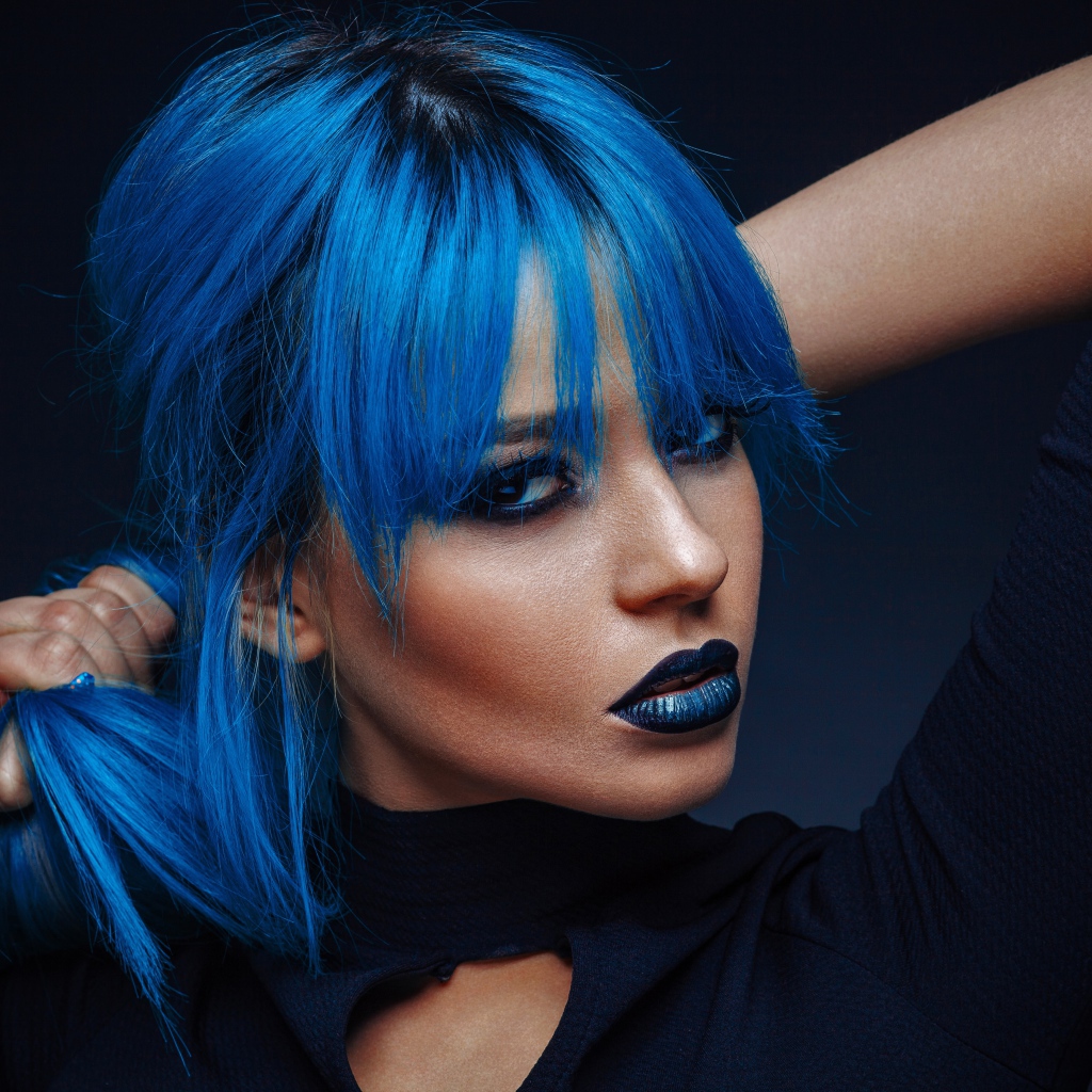 Девушка с синими волосами на черном фоне