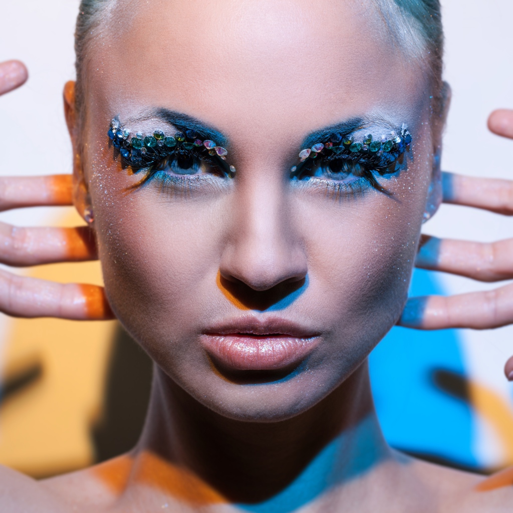 Девушка с голубым макияжем на глазах