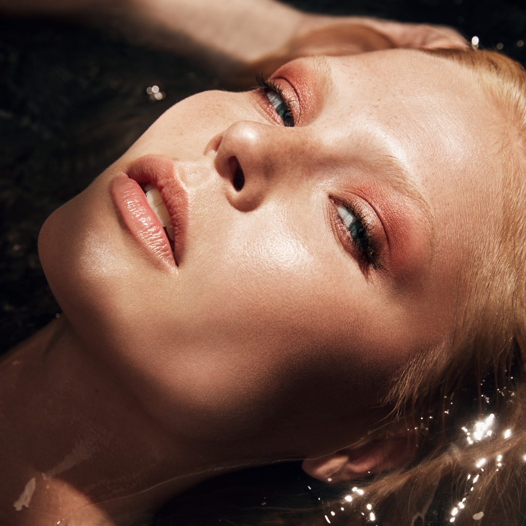 Девушка с нежными макияжем в воде