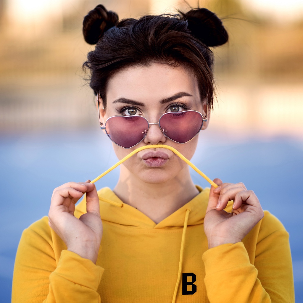 Девушка в очках в желтом худи 