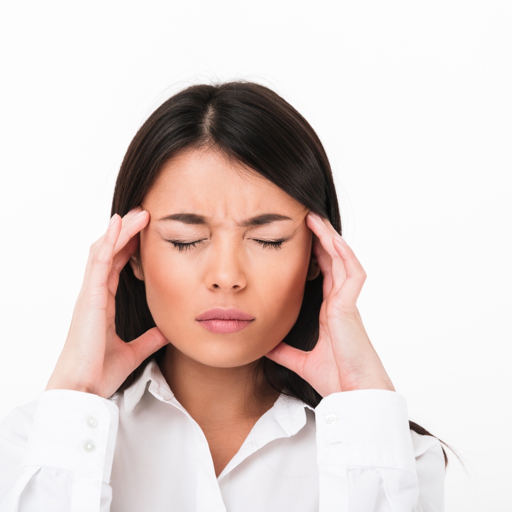 Девушка с головной болью на белом фоне 
