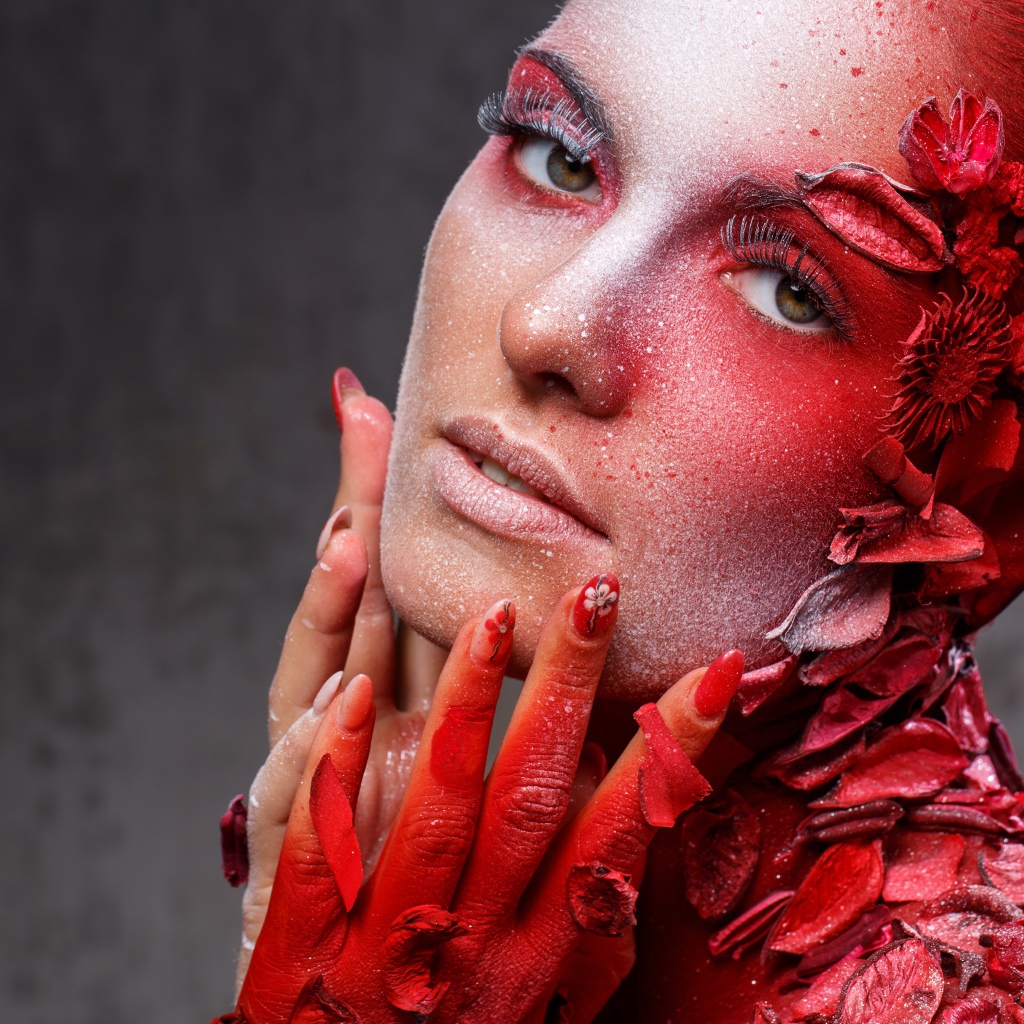 Девушка с красным декором на теле 