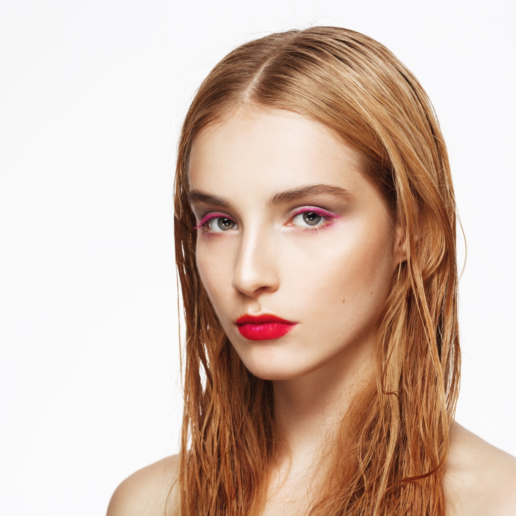 Девушка с мокрыми волосами с макияжем на лице