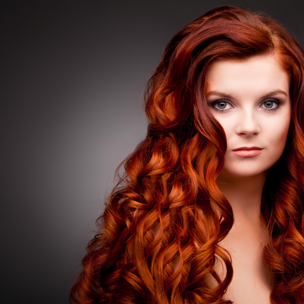 Длинные ярко рыжие волосы у красивой девушки 